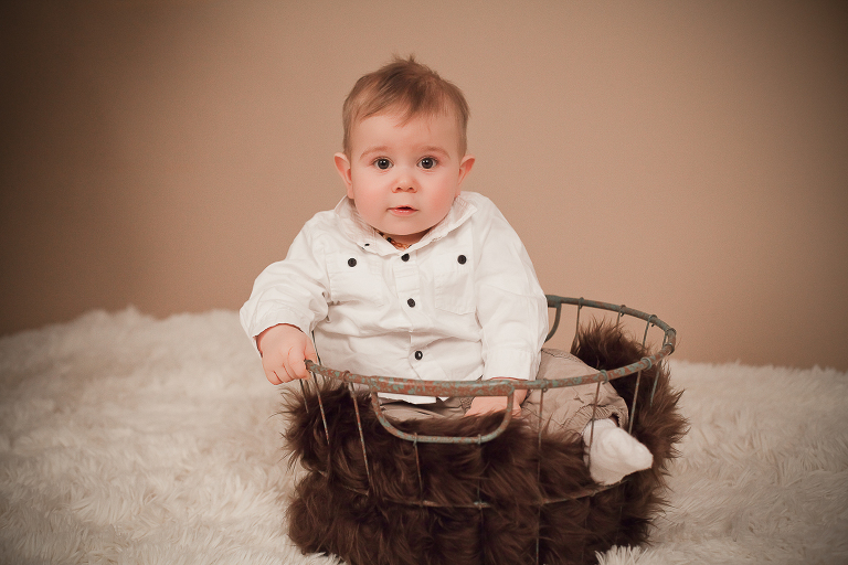 Photographe bébé 6-9 mois en studio Caen bébé tient assis 7 mois