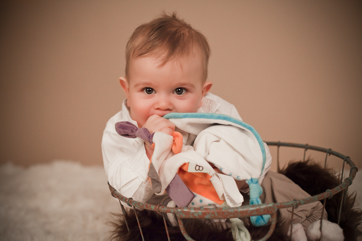 Photographe bébé 6-9 mois en studio Caen bébé tient assis 7 mois