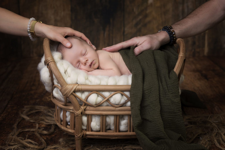 photo nouveau-né mains parents séance caen