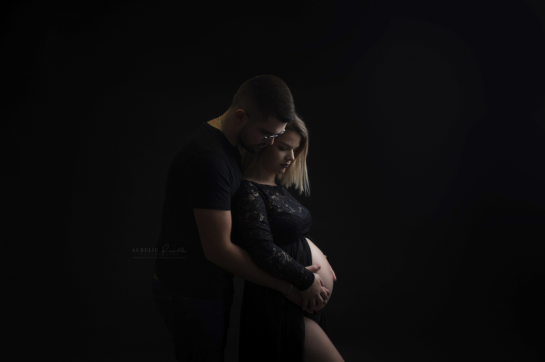 Photos en clair obscur séance maternité studio caen