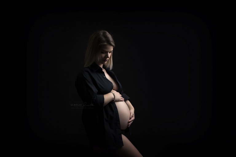 Photos en clair obscur séance maternité studio caen