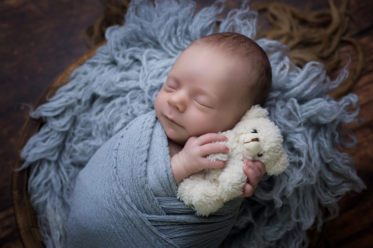 séance photo nouveau-né bébé en studio caen avec un petit nounours adorable